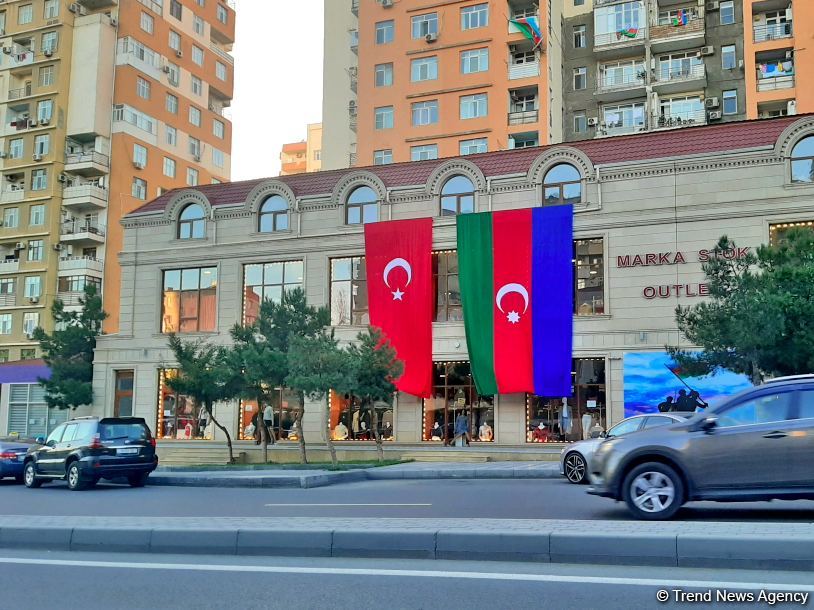 Üçrəngli bayrağımıza bürünmüş Bakı (FOTOSESSİYA)
