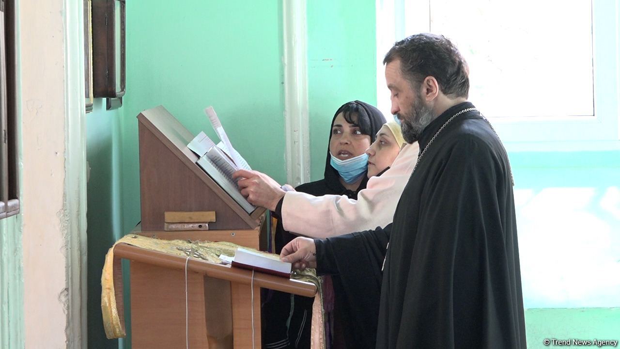 Gəncədəki kilsədə ermənilərin raket zərbələrinin qurbanı olmuş şəhər sakinlərinin anım mərasimi keçirilib (FOTO)