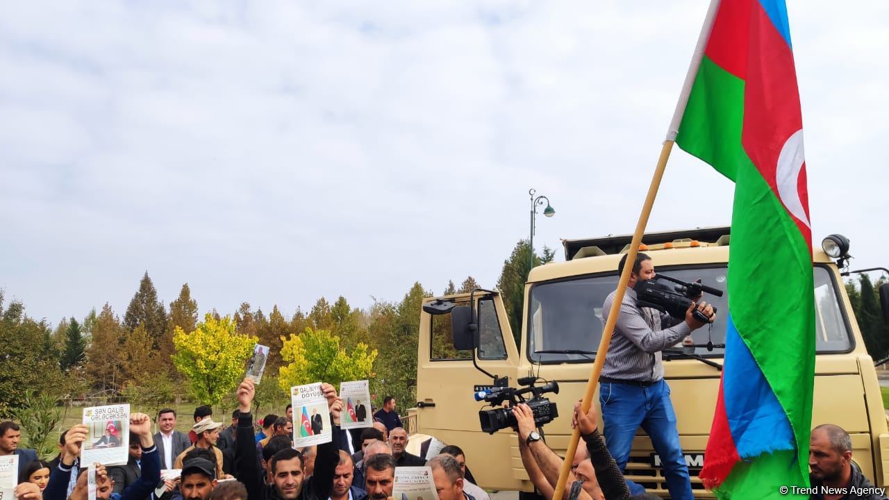 Xocavəndli məcburi köçkünlər bayraq yürüşü keçirdi (FOTO)
