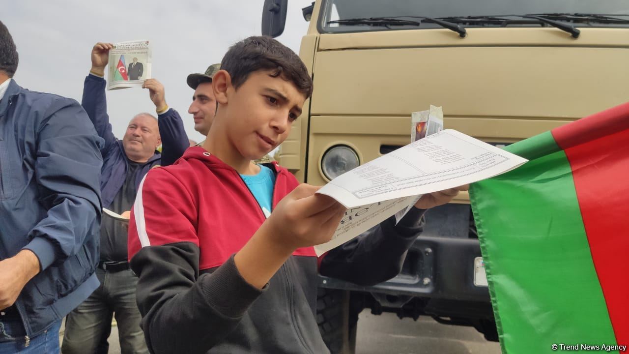 Xocavəndli məcburi köçkünlər bayraq yürüşü keçirdi (FOTO)