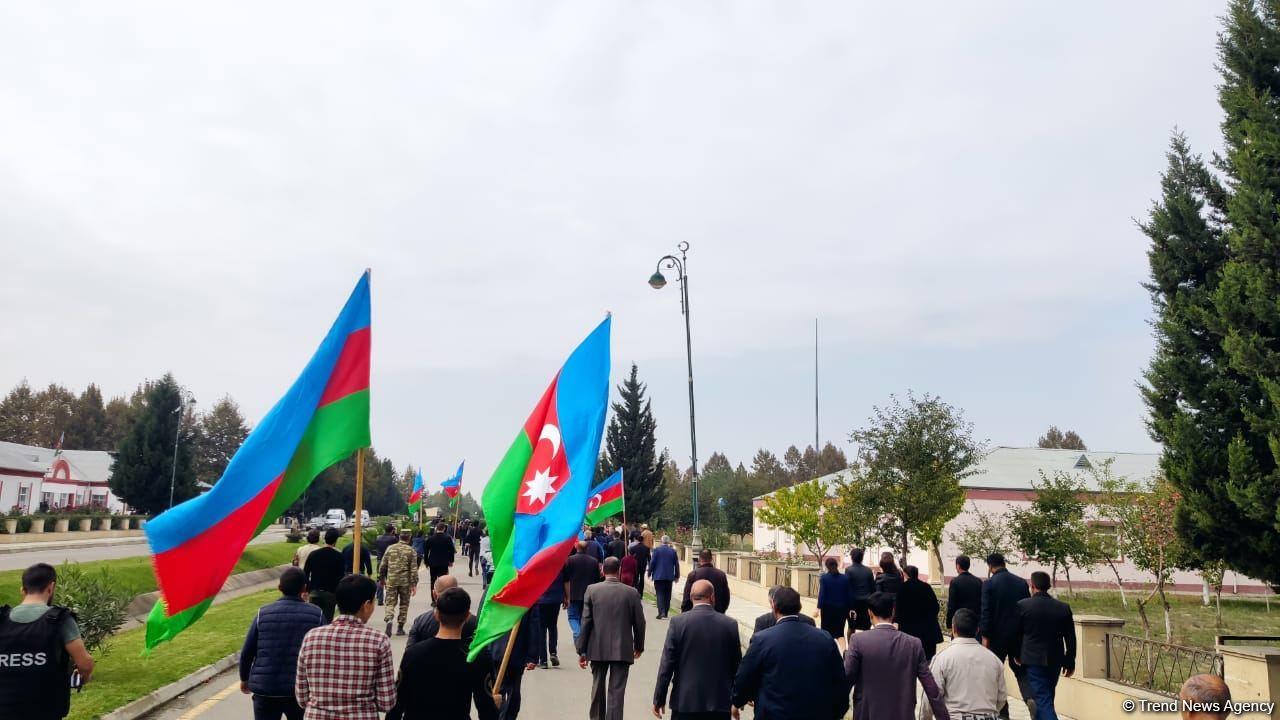Xocavəndli məcburi köçkünlər bayraq yürüşü keçirdi (FOTO)