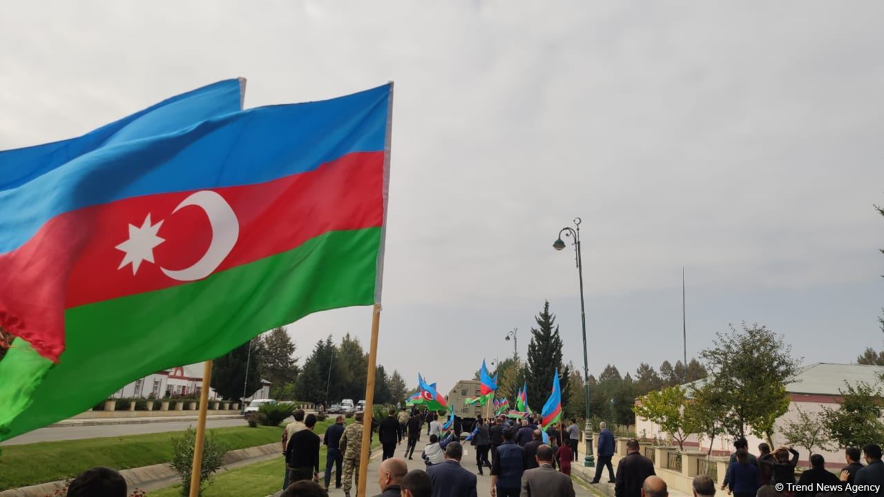 Xocavəndli məcburi köçkünlər bayraq yürüşü keçirdi (FOTO)