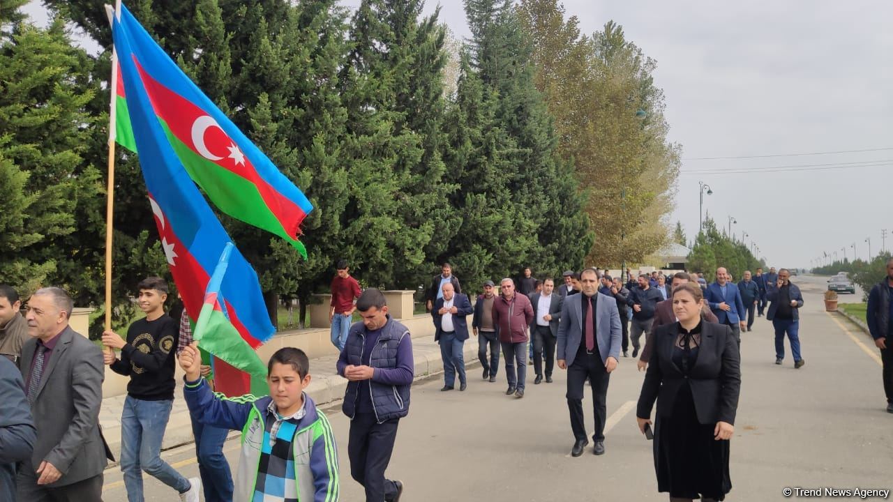 Xocavəndli məcburi köçkünlər bayraq yürüşü keçirdi (FOTO)