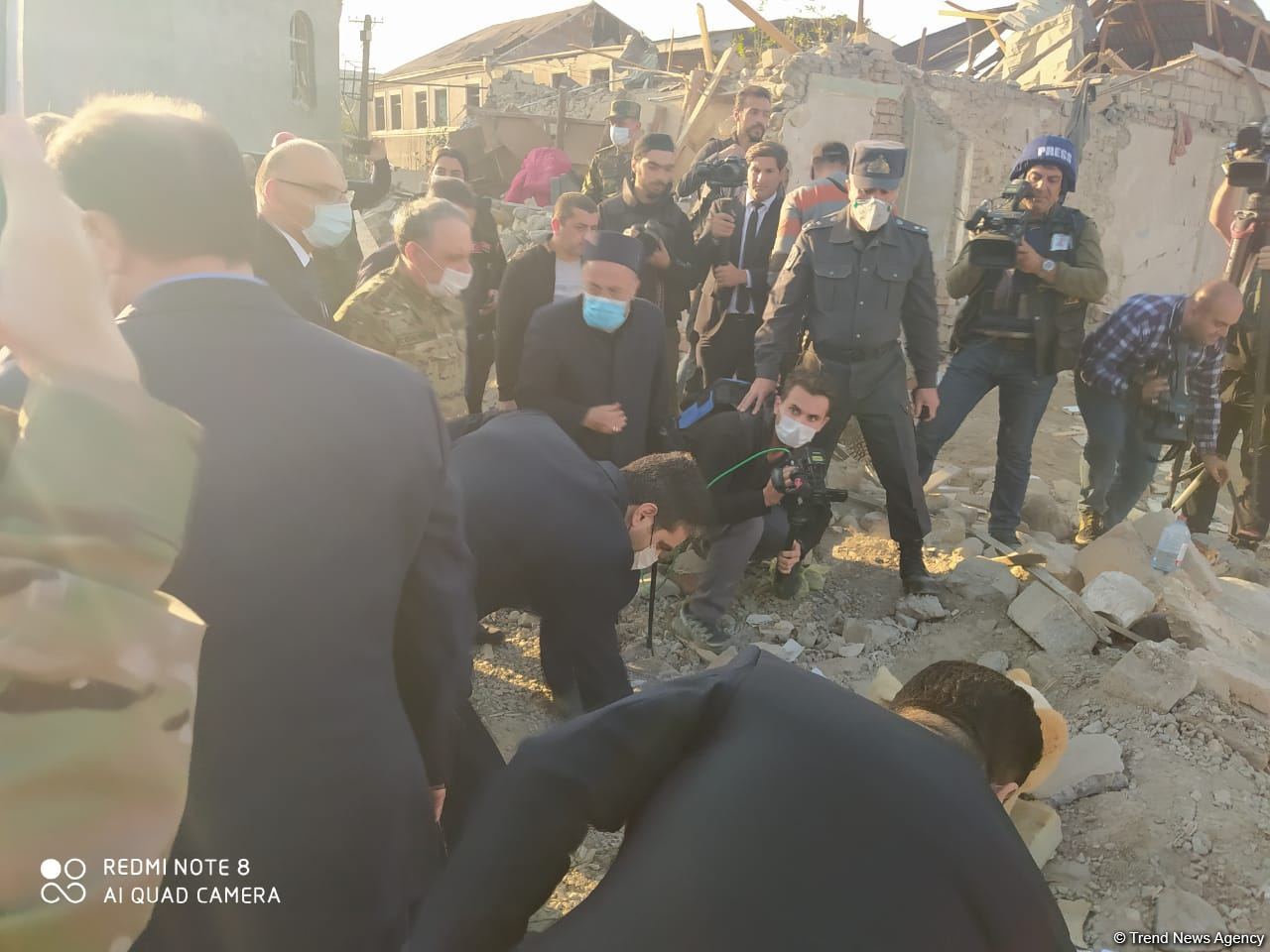 Hikmət Hacıyev və diplomatik korpusun nümayəndələri Gəncədə hadisə yerinə gəliblər (FOTO/VİDEO)