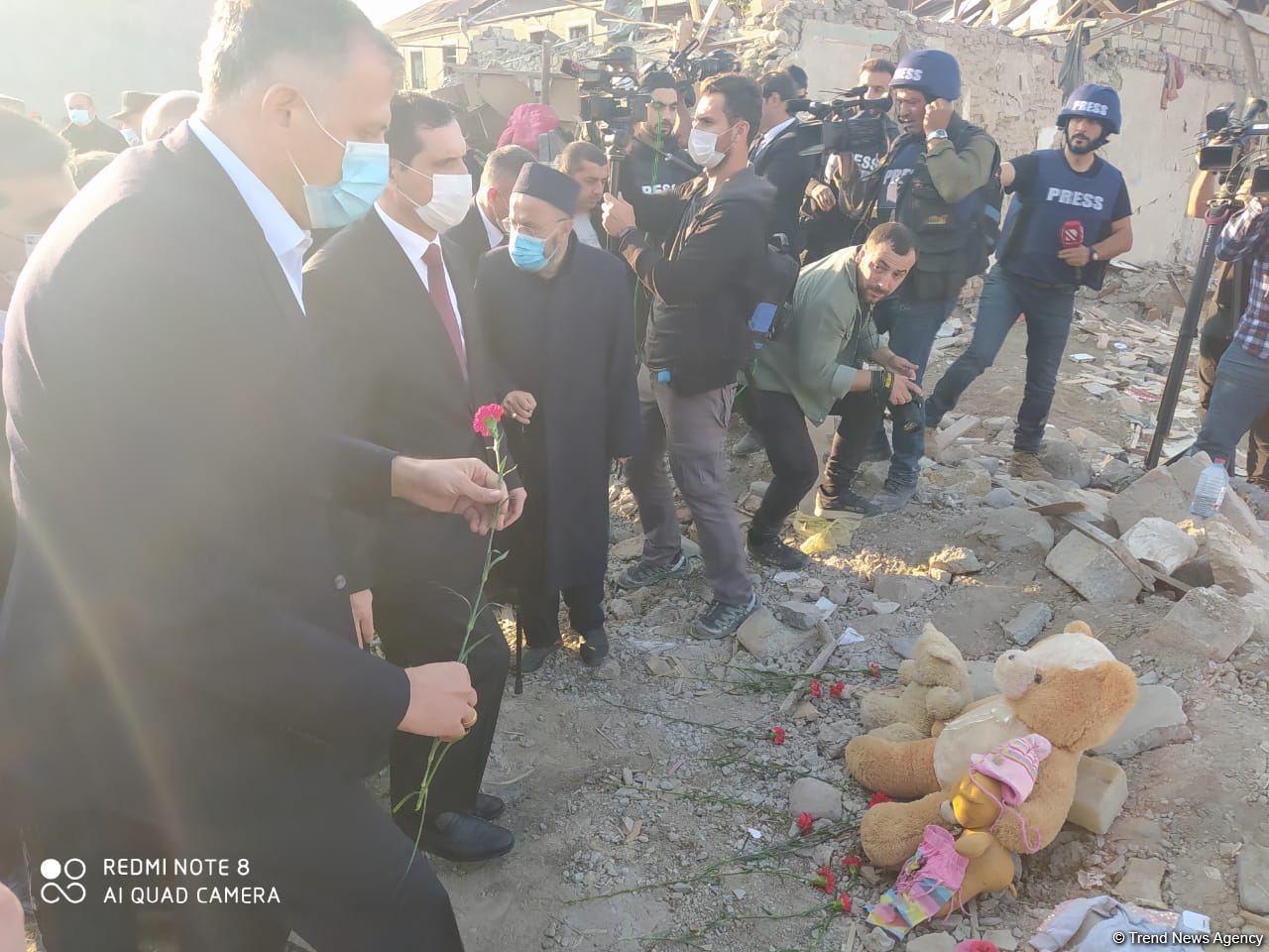 Hikmət Hacıyev və diplomatik korpusun nümayəndələri Gəncədə hadisə yerinə gəliblər (FOTO/VİDEO)