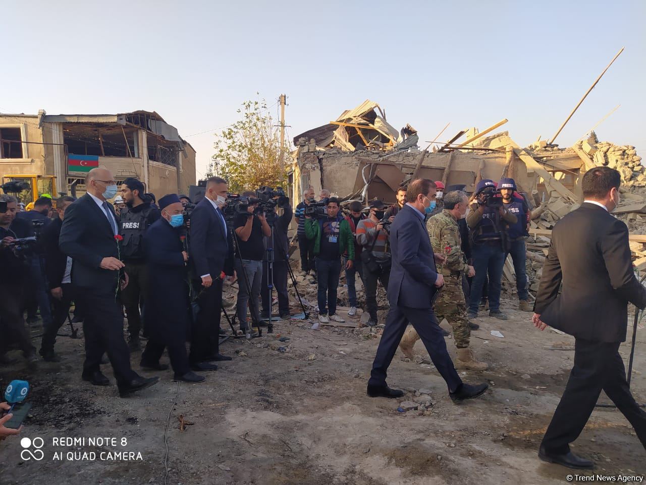 Hikmət Hacıyev və diplomatik korpusun nümayəndələri Gəncədə hadisə yerinə gəliblər (FOTO/VİDEO)