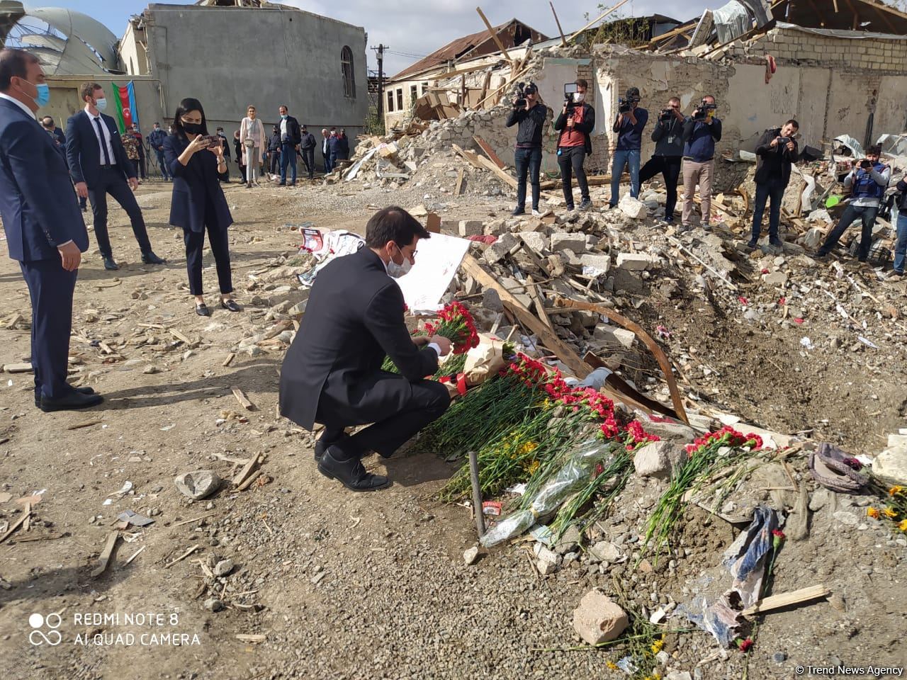 İsrailin səfiri Gəncədə terror baş verən ərazidə olub (FOTO)