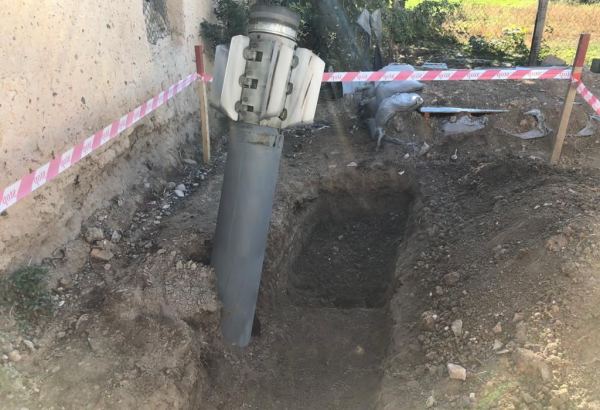 Goranboyda evin həyətinə düşüb partlamayan erməni raketi (FOTO)