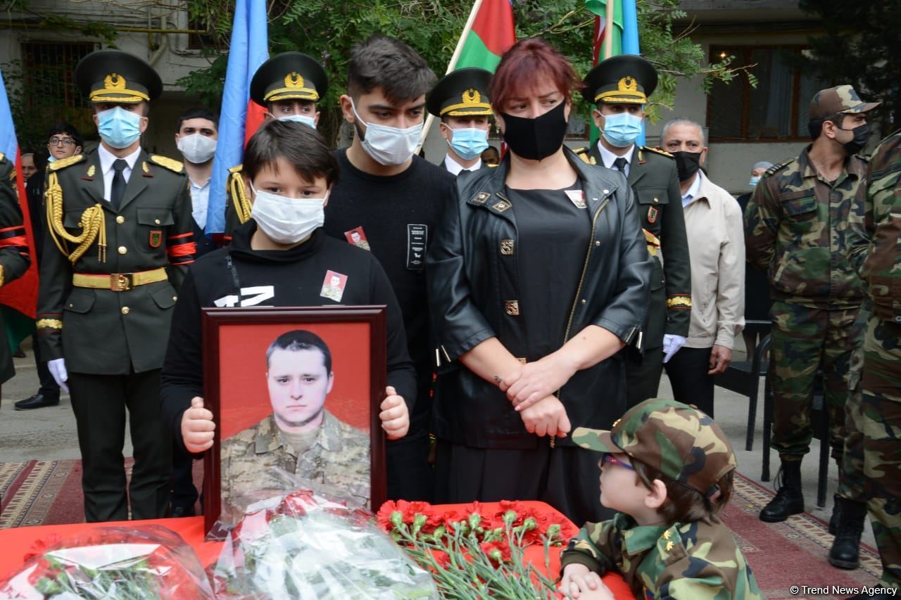 Dmitri Solntsev 2-ci Şəhidlər Xiyabanında dəfn olunub (FOTO) (ƏLAVƏ OLUNUB 3)