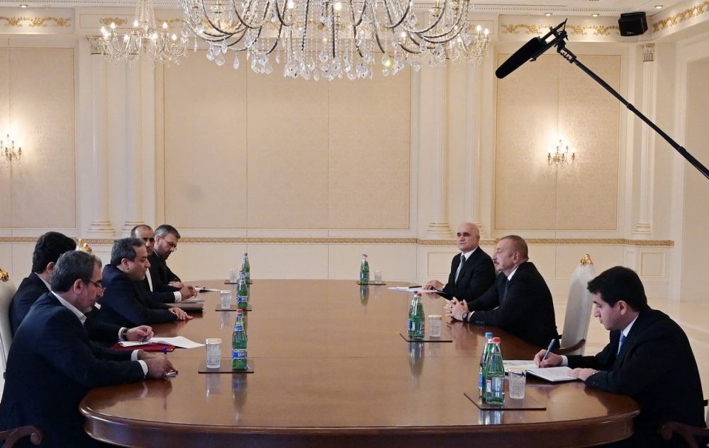 Prezident İlham Əliyev İran Prezidentinin xüsusi nümayəndəsinin başçılıq etdiyi nümayəndə heyətini qəbul edib (FOTO)