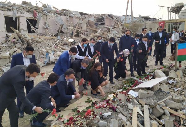 Türkiyə Gənclər Fondunun nümayəndə heyəti Gəncdə erməni terroru olan əraziyə baş çəkdi (FOTO)