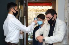 Paytaxt restoranları sanitar-epidemioloji qaydalara necə riayət edir (FOTOREPORTAJ)
