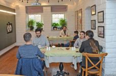 Paytaxt restoranları sanitar-epidemioloji qaydalara necə riayət edir (FOTOREPORTAJ)