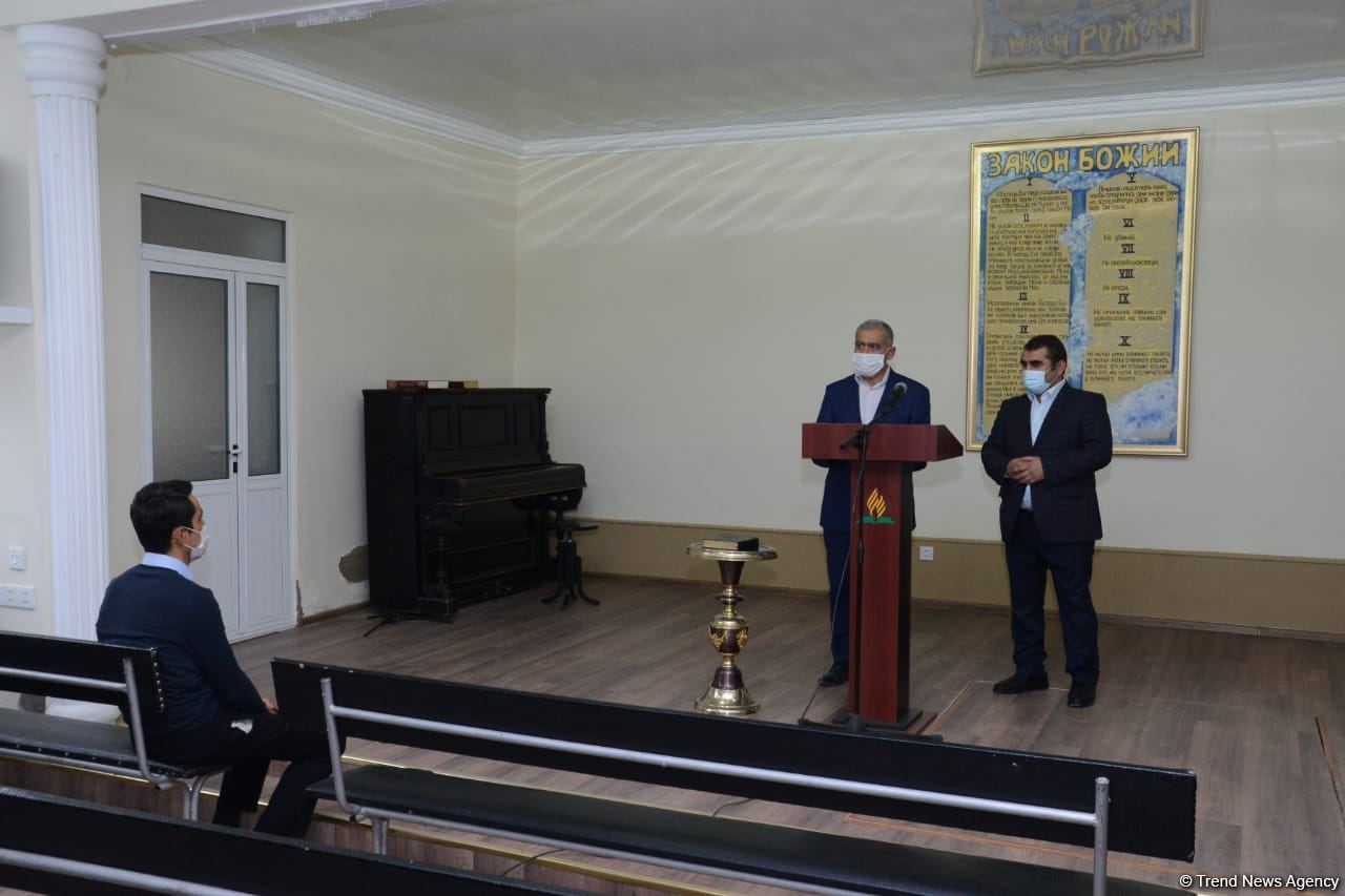 Əsir düşmüş erməni adventist Bakıda ibadət evində dua edib (FOTO)