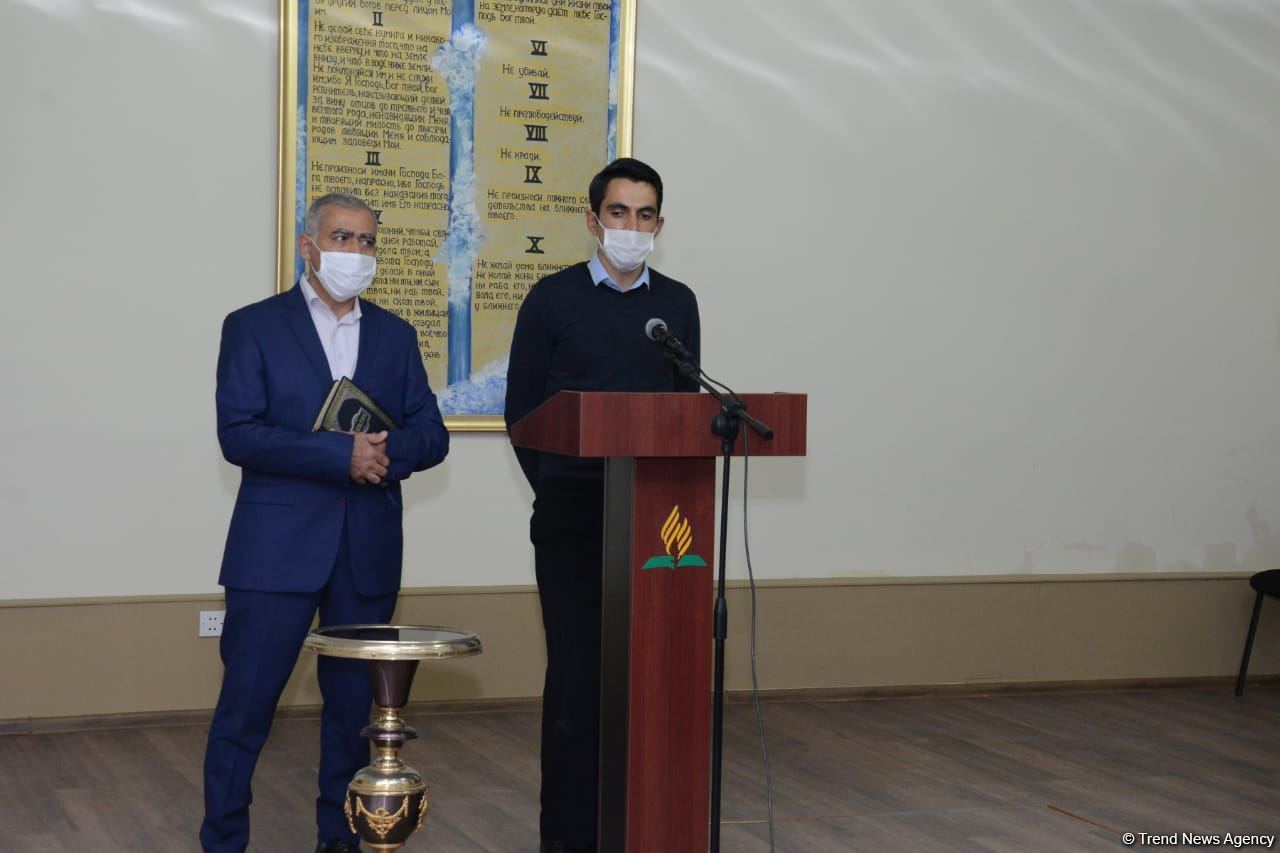 Əsir düşmüş erməni adventist Bakıda ibadət evində dua edib (FOTO)