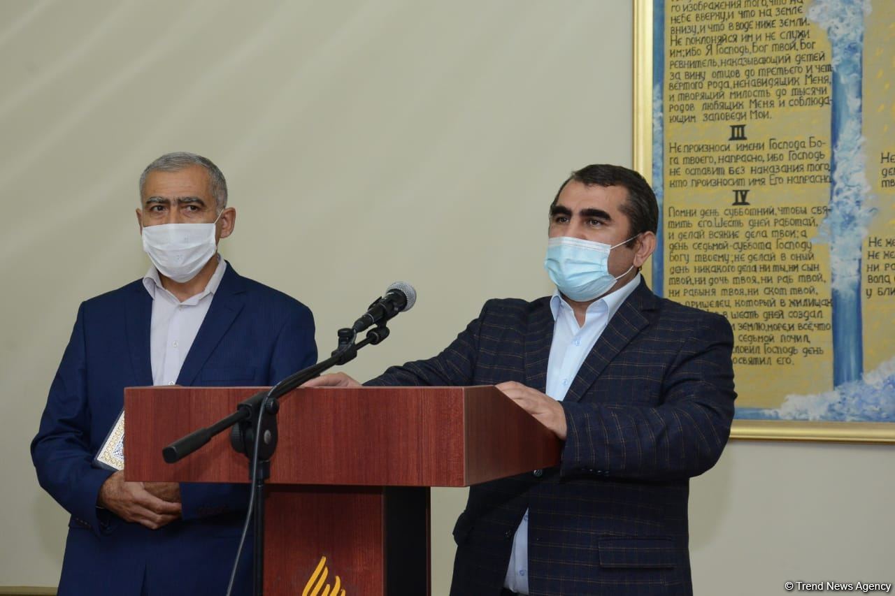 Əsir düşmüş erməni adventist Bakıda ibadət evində dua edib (FOTO)