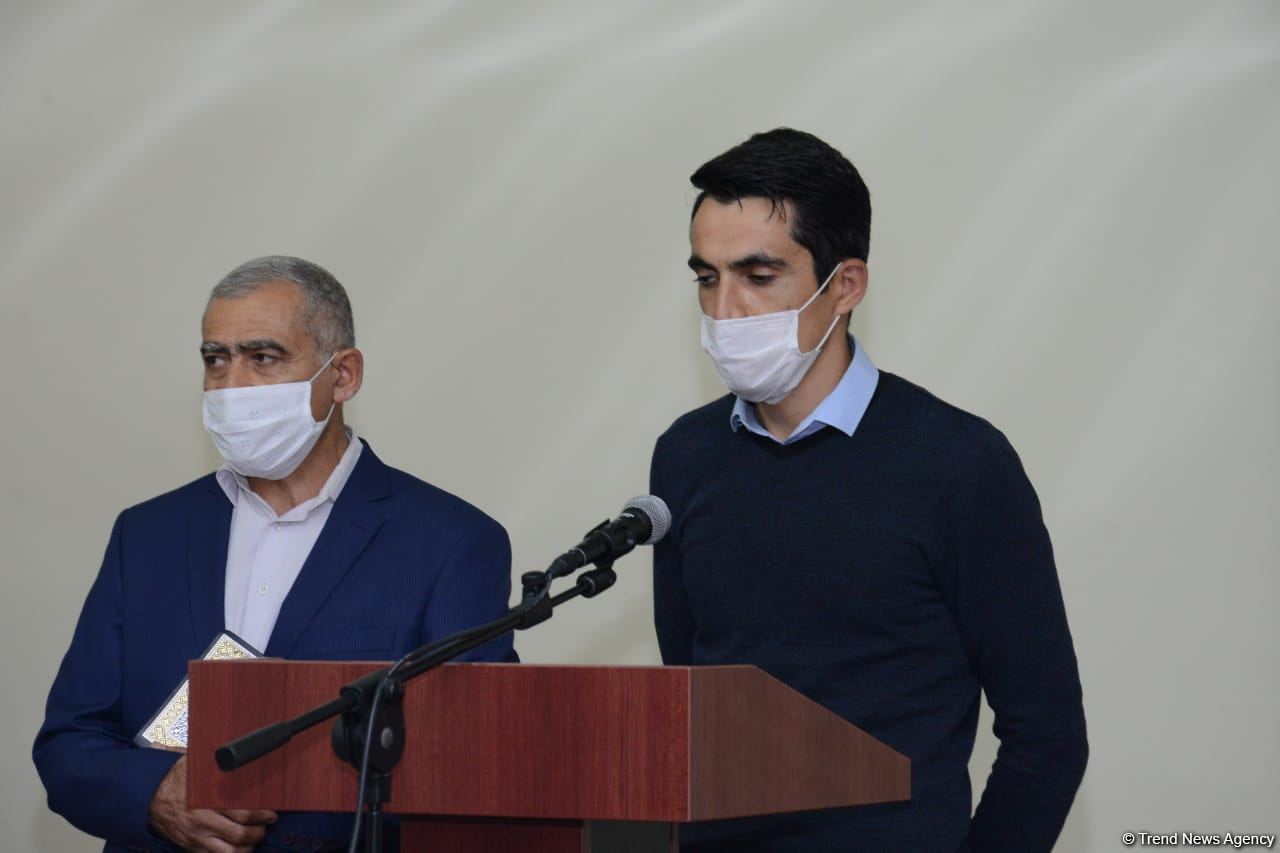 Əsir düşmüş erməni adventist Bakıda ibadət evində dua edib (FOTO)