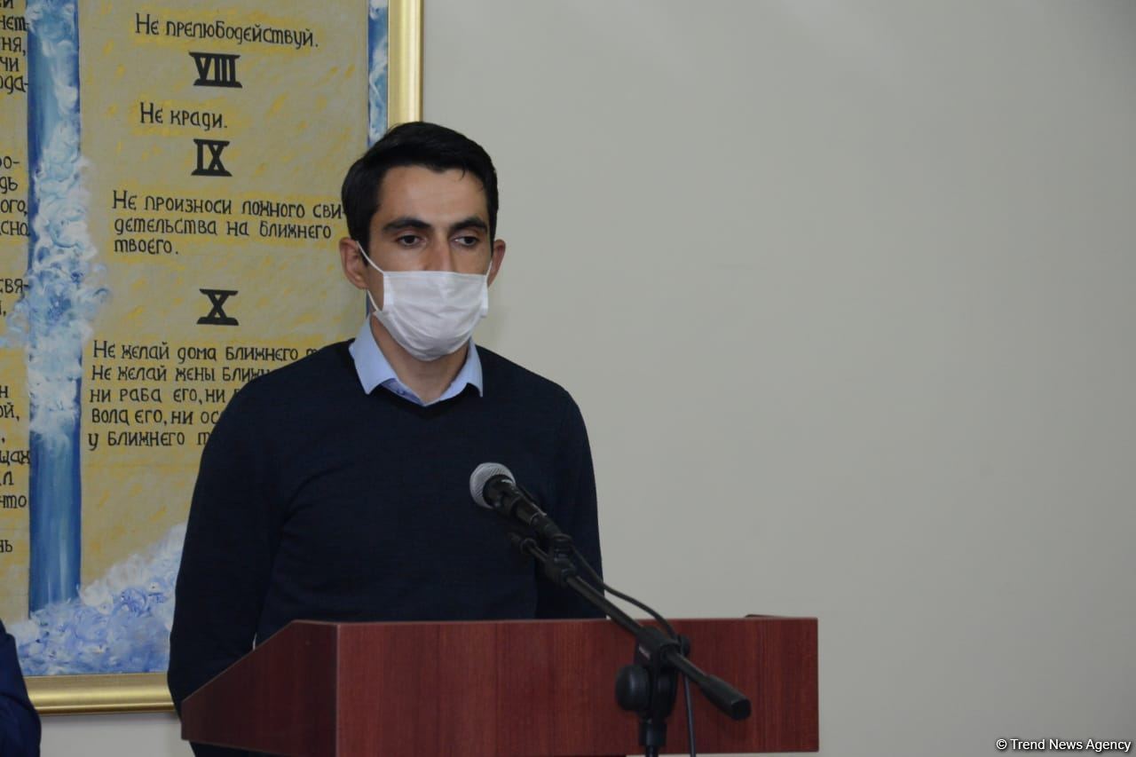 Əsir düşmüş erməni adventist Bakıda ibadət evində dua edib (FOTO)