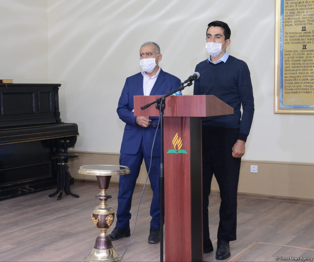 Əsir düşmüş erməni adventist Bakıda ibadət evində dua edib (FOTO)