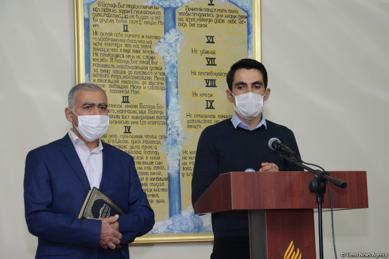 Əsir düşmüş erməni adventist Bakıda ibadət evində dua edib (FOTO)
