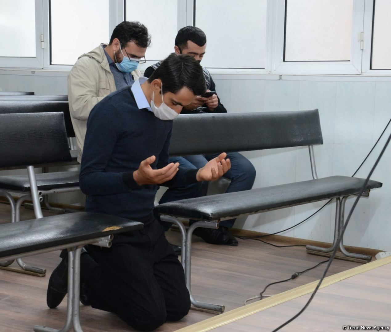 Əsir düşmüş erməni adventist Bakıda ibadət evində dua edib (FOTO)