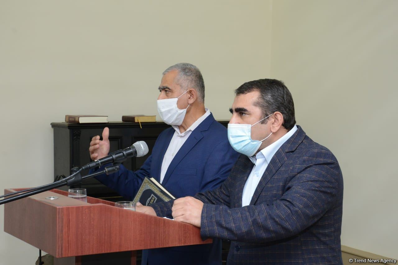 Əsir düşmüş erməni adventist Bakıda ibadət evində dua edib (FOTO)
