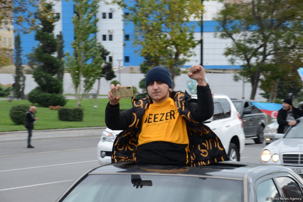 Bakıda Qələbə sevinci: Xalqımız Şuşanın azad olunmasını böyük coşqu ilə qeyd edir (FOTO/VİDEO)