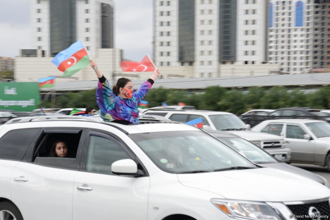 Bakıda Qələbə sevinci: Xalqımız Şuşanın azad olunmasını böyük coşqu ilə qeyd edir (FOTO/VİDEO)