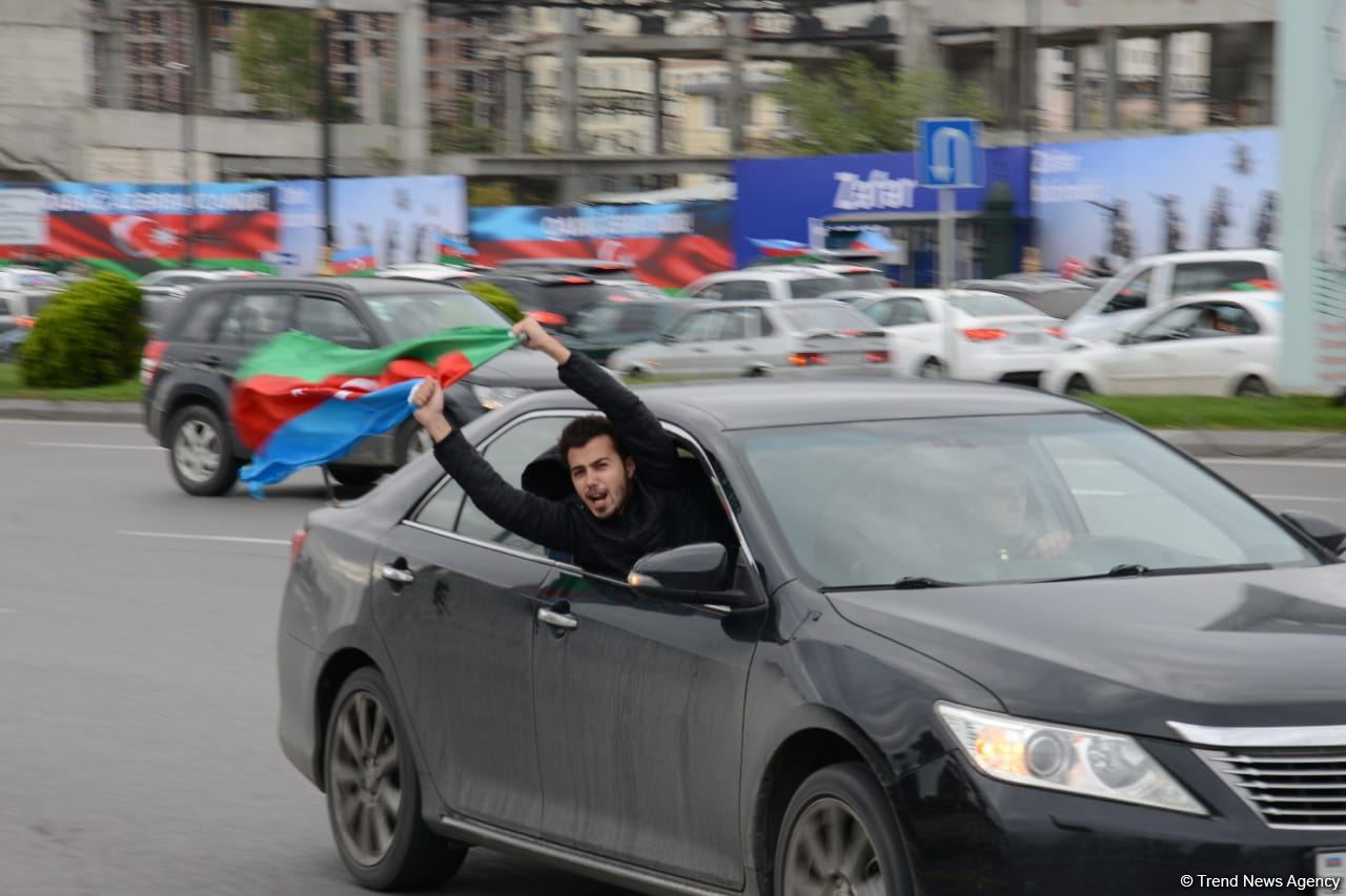 Bakıda Qələbə sevinci: Xalqımız Şuşanın azad olunmasını böyük coşqu ilə qeyd edir (FOTO/VİDEO)