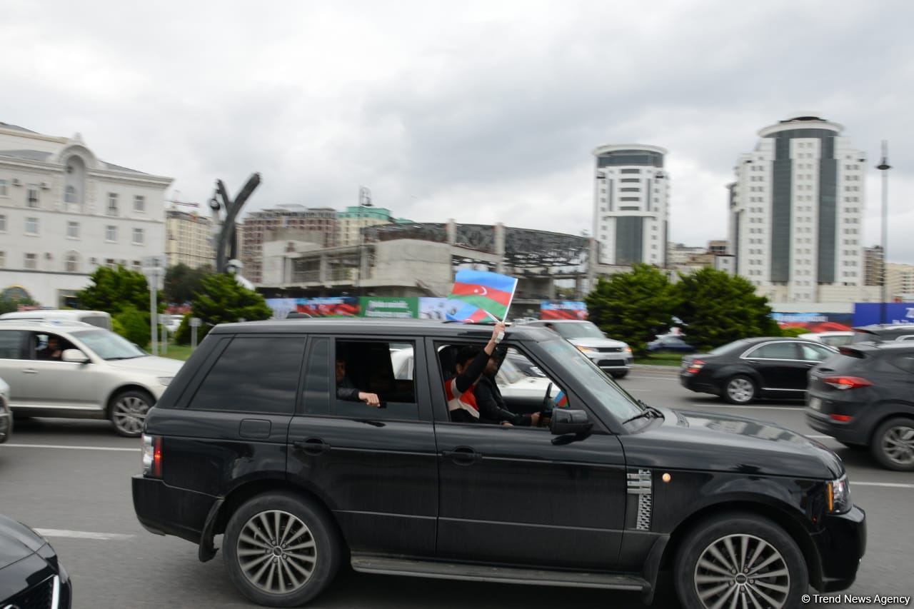 Bakıda Qələbə sevinci: Xalqımız Şuşanın azad olunmasını böyük coşqu ilə qeyd edir (FOTO/VİDEO)
