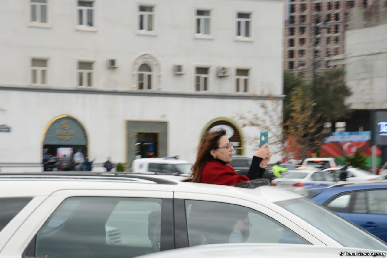 Bakıda Qələbə sevinci: Xalqımız Şuşanın azad olunmasını böyük coşqu ilə qeyd edir (FOTO/VİDEO)