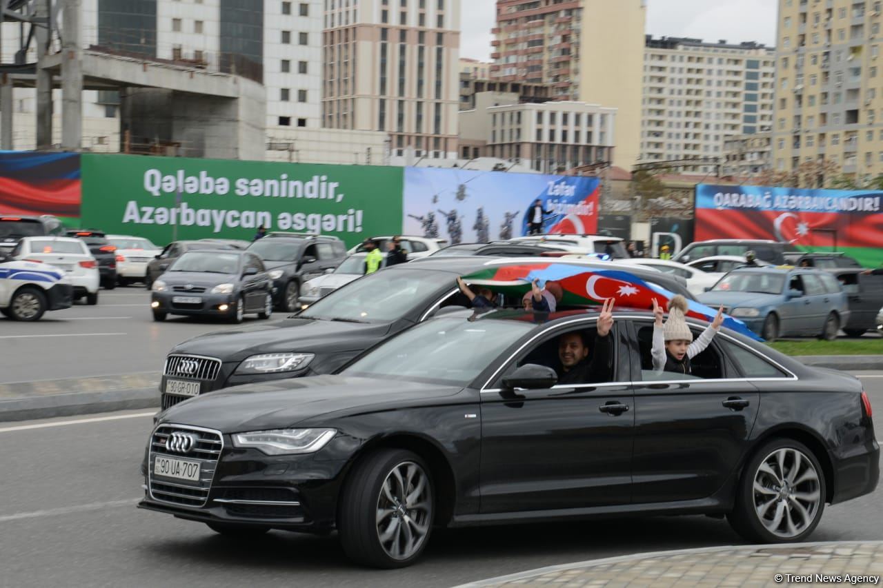 Bakıda Qələbə sevinci: Xalqımız Şuşanın azad olunmasını böyük coşqu ilə qeyd edir (FOTO/VİDEO)