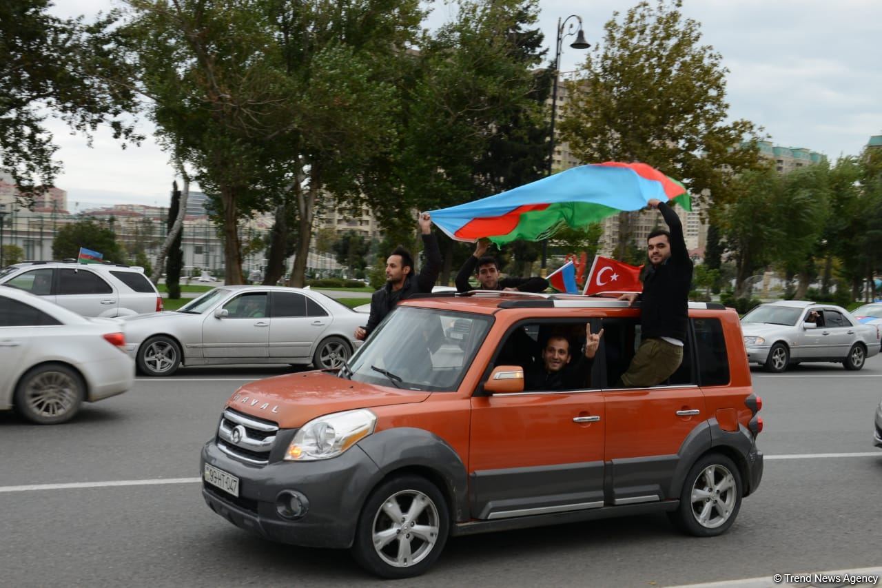 Bakıda Qələbə sevinci: Xalqımız Şuşanın azad olunmasını böyük coşqu ilə qeyd edir (FOTO/VİDEO)
