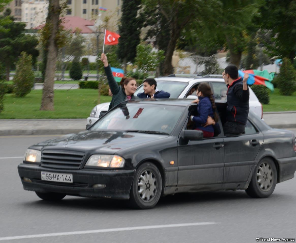 Bakıda Qələbə sevinci: Xalqımız Şuşanın azad olunmasını böyük coşqu ilə qeyd edir (FOTO/VİDEO)