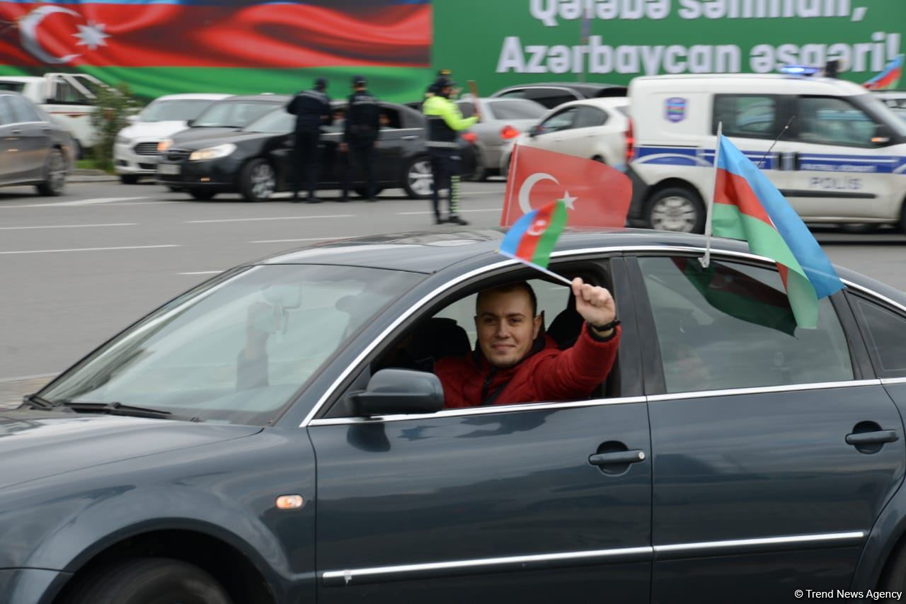 Bakıda Qələbə sevinci: Xalqımız Şuşanın azad olunmasını böyük coşqu ilə qeyd edir (FOTO/VİDEO)