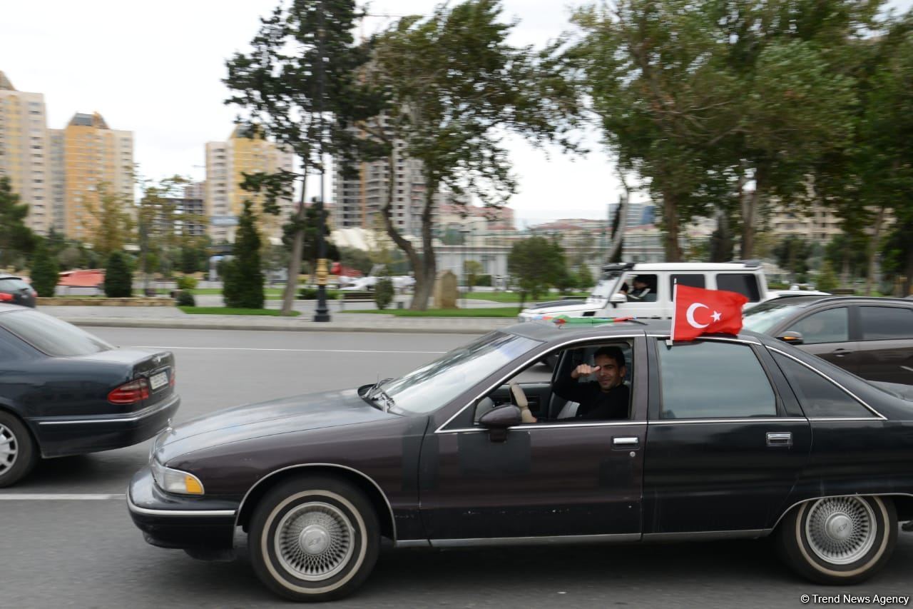 Bakıda Qələbə sevinci: Xalqımız Şuşanın azad olunmasını böyük coşqu ilə qeyd edir (FOTO/VİDEO)