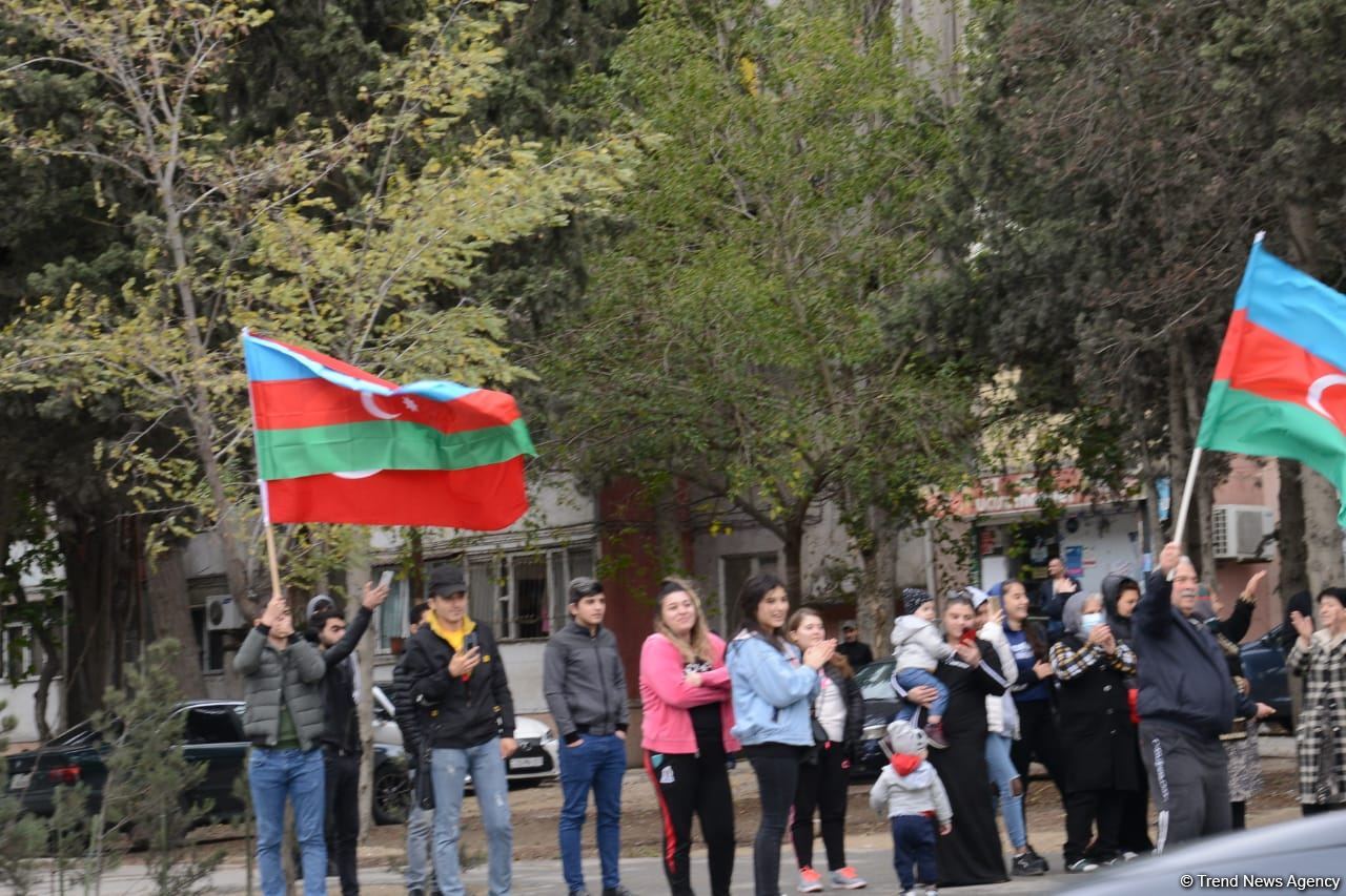 Bakıda Qələbə sevinci: Xalqımız Şuşanın azad olunmasını böyük coşqu ilə qeyd edir (FOTO/VİDEO)
