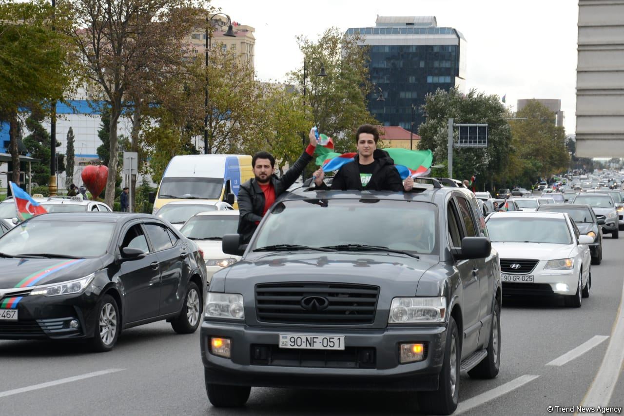 Bakıda Qələbə sevinci: Xalqımız Şuşanın azad olunmasını böyük coşqu ilə qeyd edir (FOTO/VİDEO)