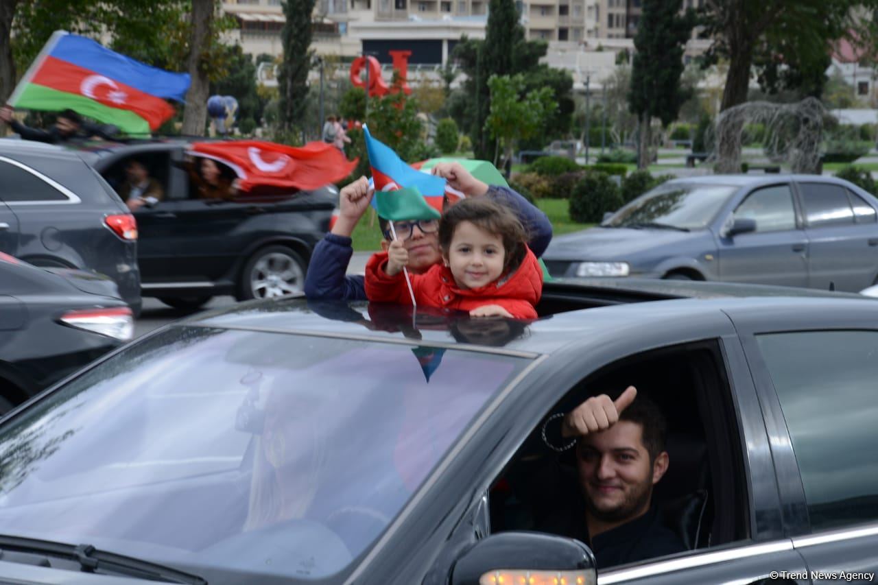 Bakıda Qələbə sevinci: Xalqımız Şuşanın azad olunmasını böyük coşqu ilə qeyd edir (FOTO/VİDEO)