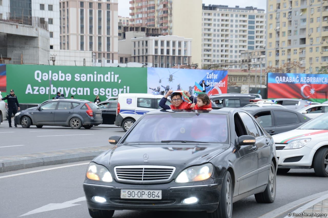 Bakıda Qələbə sevinci: Xalqımız Şuşanın azad olunmasını böyük coşqu ilə qeyd edir (FOTO/VİDEO)