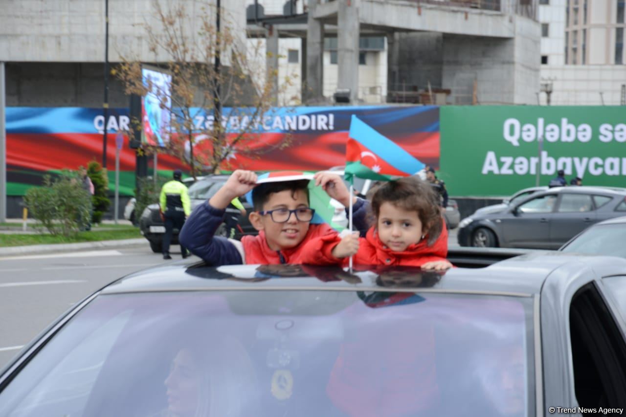 Bakıda Qələbə sevinci: Xalqımız Şuşanın azad olunmasını böyük coşqu ilə qeyd edir (FOTO/VİDEO)