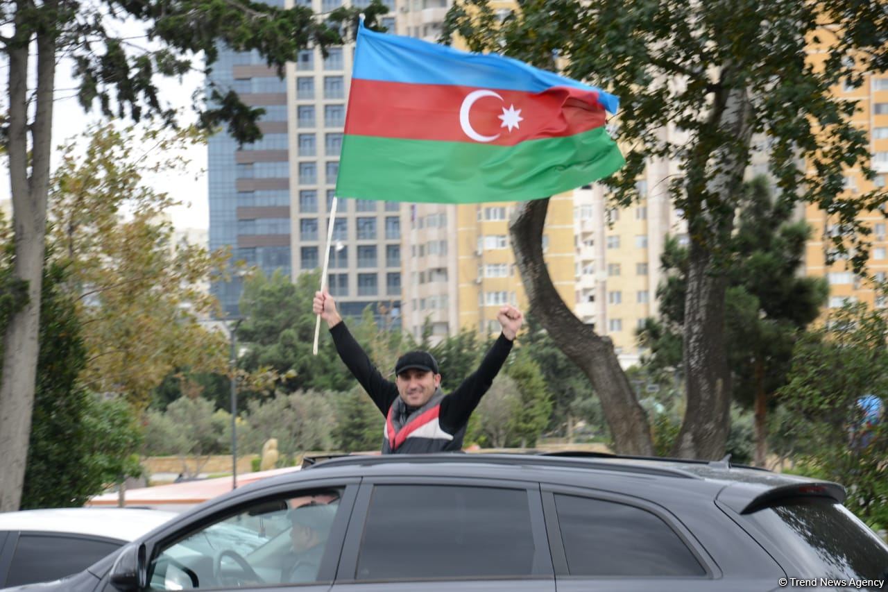 Bakıda Qələbə sevinci: Xalqımız Şuşanın azad olunmasını böyük coşqu ilə qeyd edir (FOTO/VİDEO)