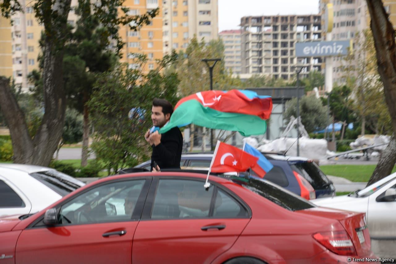 Bakıda Qələbə sevinci: Xalqımız Şuşanın azad olunmasını böyük coşqu ilə qeyd edir (FOTO/VİDEO)