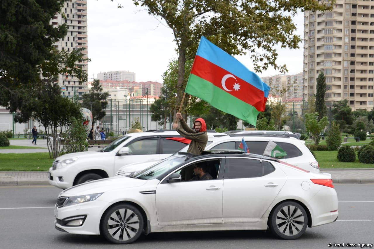 Bakıda Qələbə sevinci: Xalqımız Şuşanın azad olunmasını böyük coşqu ilə qeyd edir (FOTO/VİDEO)