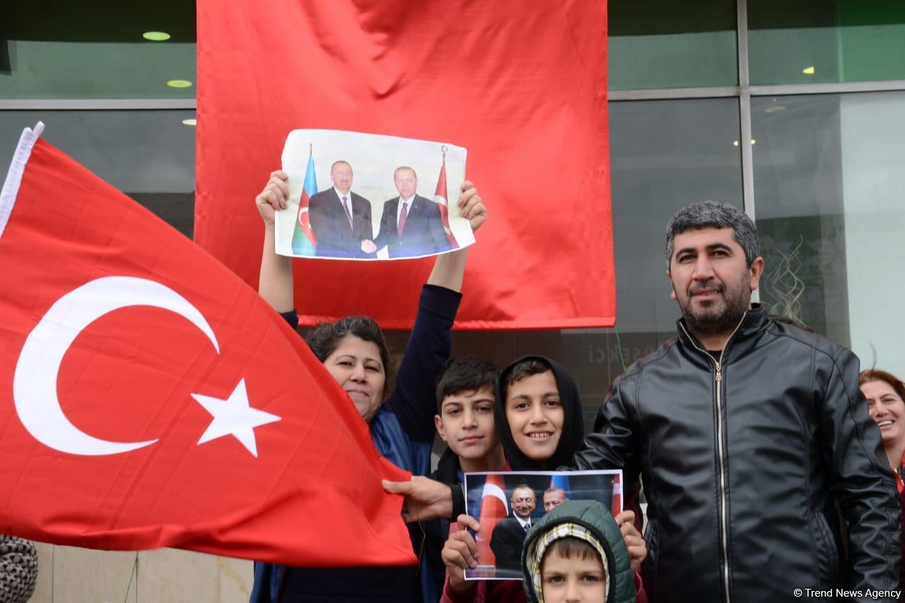 Bakıda Qələbə sevinci: Xalqımız Şuşanın azad olunmasını böyük coşqu ilə qeyd edir (FOTO/VİDEO)