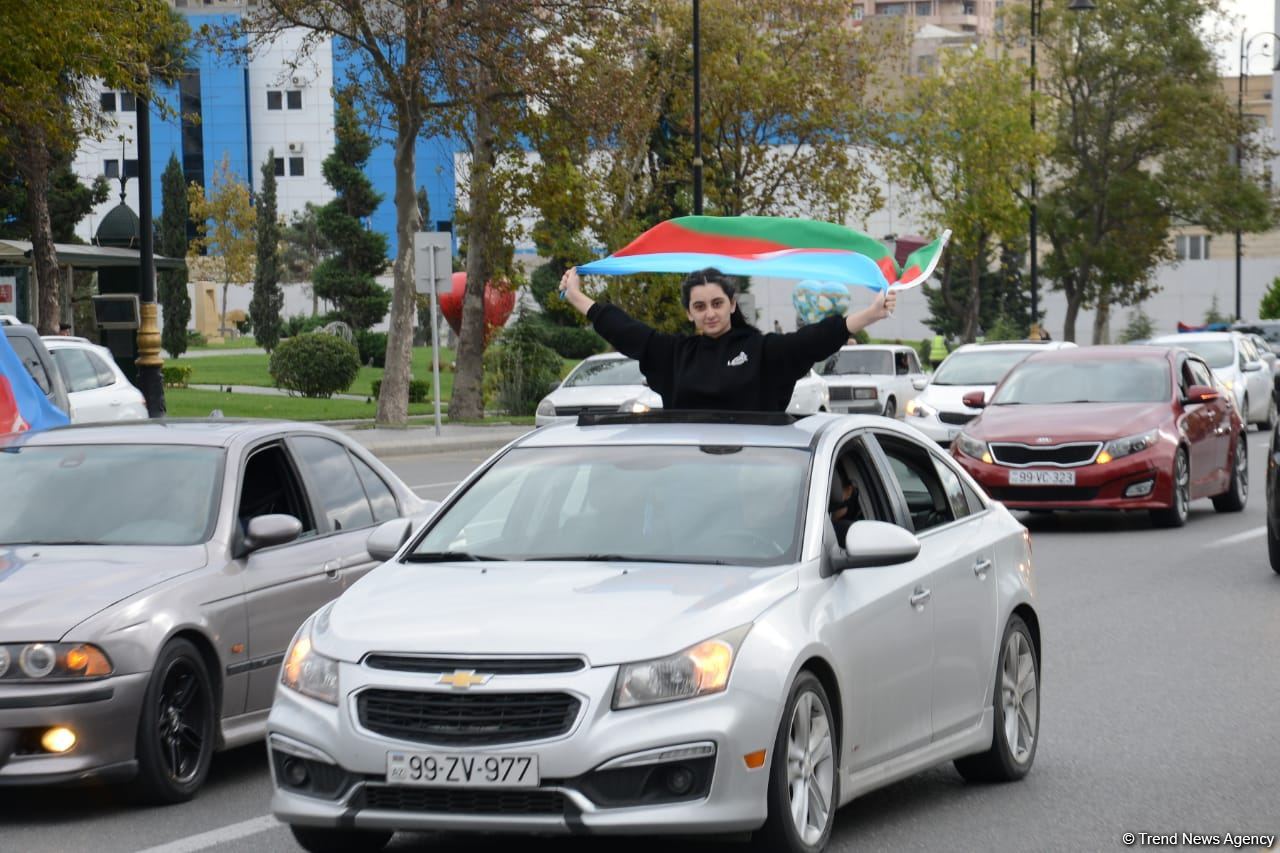 Bakıda Qələbə sevinci: Xalqımız Şuşanın azad olunmasını böyük coşqu ilə qeyd edir (FOTO/VİDEO)