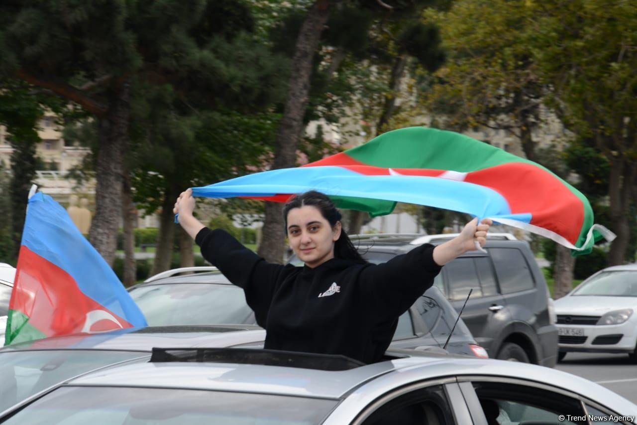 Bakıda Qələbə sevinci: Xalqımız Şuşanın azad olunmasını böyük coşqu ilə qeyd edir (FOTO/VİDEO)