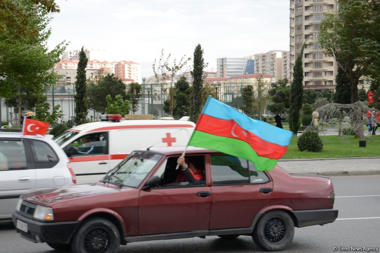 Bakıda Qələbə sevinci: Xalqımız Şuşanın azad olunmasını böyük coşqu ilə qeyd edir (FOTO/VİDEO)