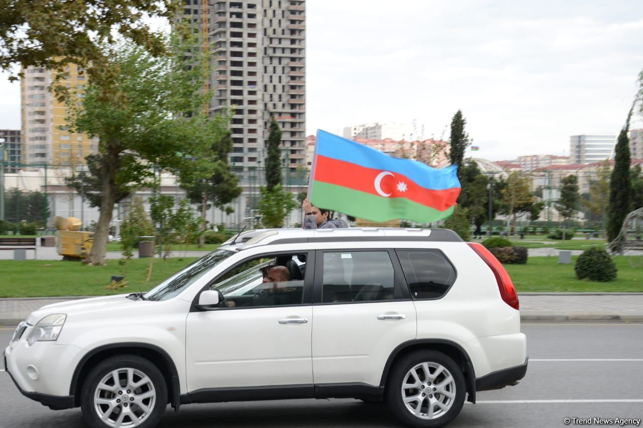 Bakıda Qələbə sevinci: Xalqımız Şuşanın azad olunmasını böyük coşqu ilə qeyd edir (FOTO/VİDEO)