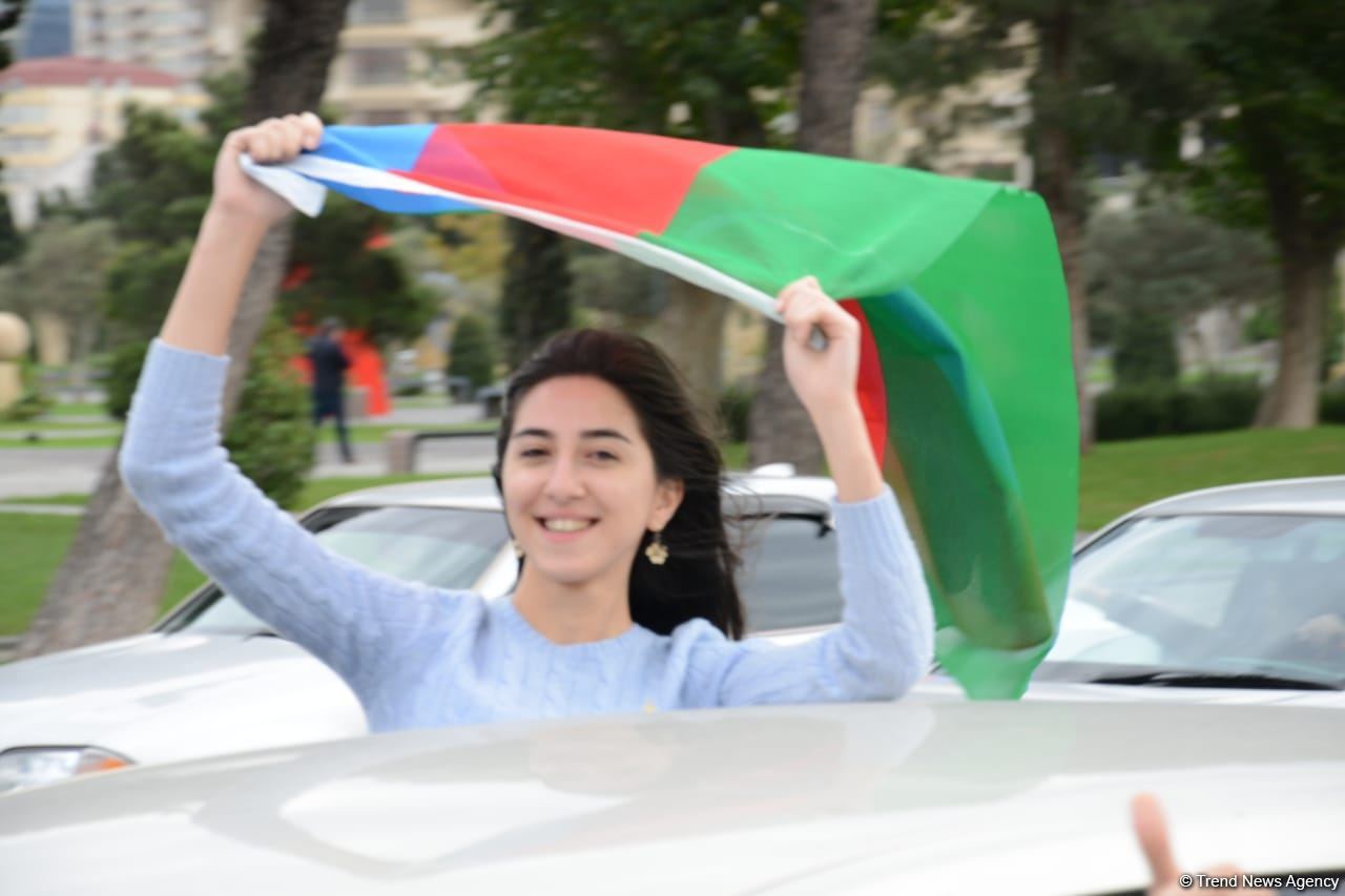 Bakıda Qələbə sevinci: Xalqımız Şuşanın azad olunmasını böyük coşqu ilə qeyd edir (FOTO/VİDEO)